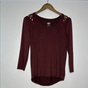 Maurices active Burgundy top with Cut Out 3/4 Sleeves